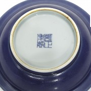 Plato de porcelana vidriada en azul, con marca Yongzheng