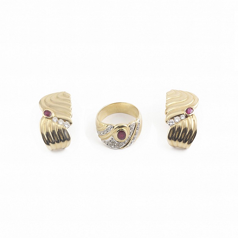 Set Earrings and Ring in 18kts yellow gold rubies and diamonds.