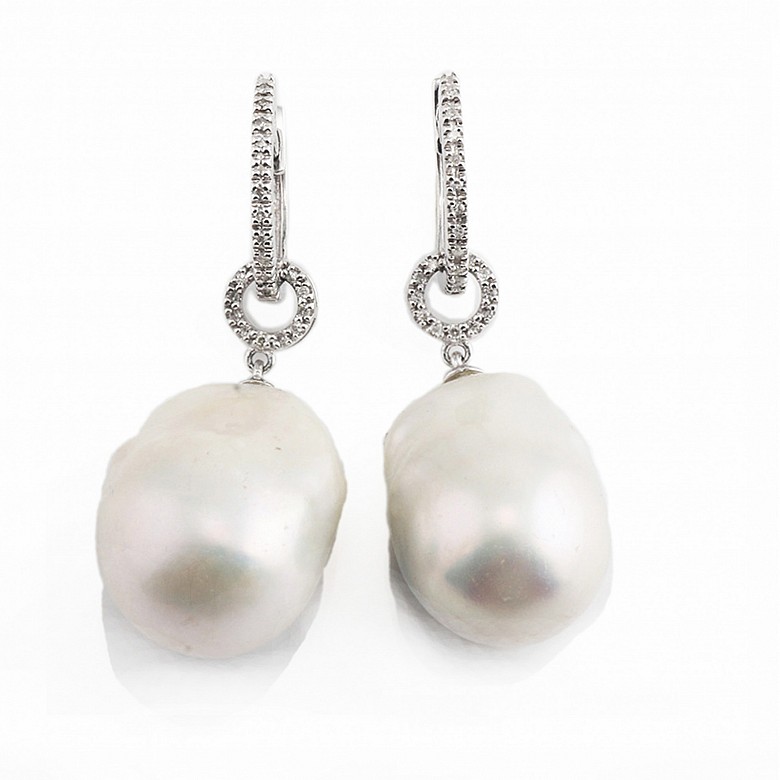 18k white gold earrings, with white baroque pearl and diamonds.
