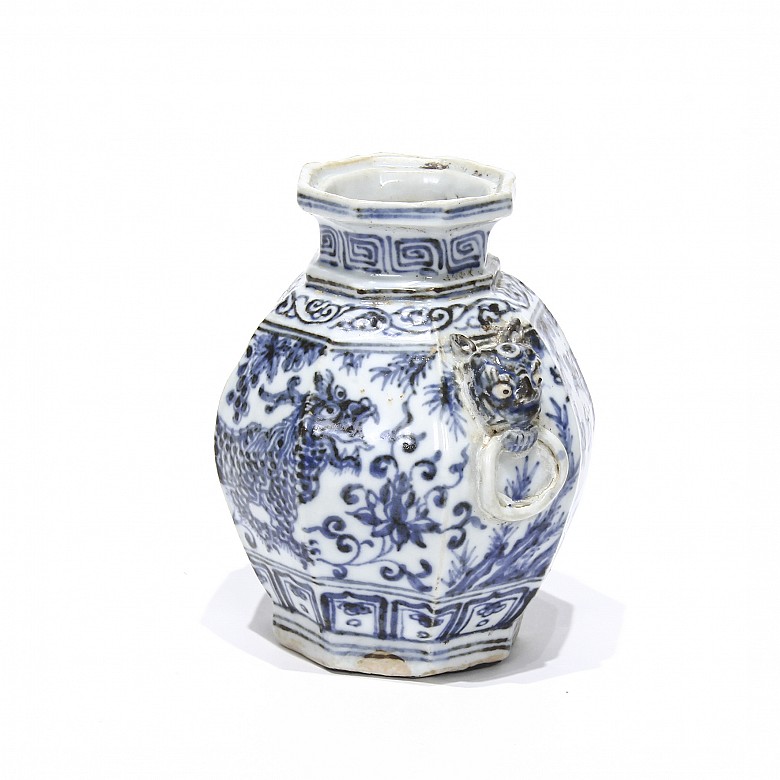 An Small blue and white porcelain vase, Yuan dynasty (1279-1368)