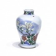 Pequeño jarrón “meiping” con decoración esmaltada, s.XX
