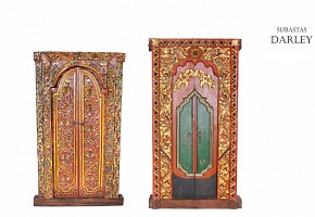 Dos puertas de templo indonesio de madera tallada y pintada, pps.s.XX