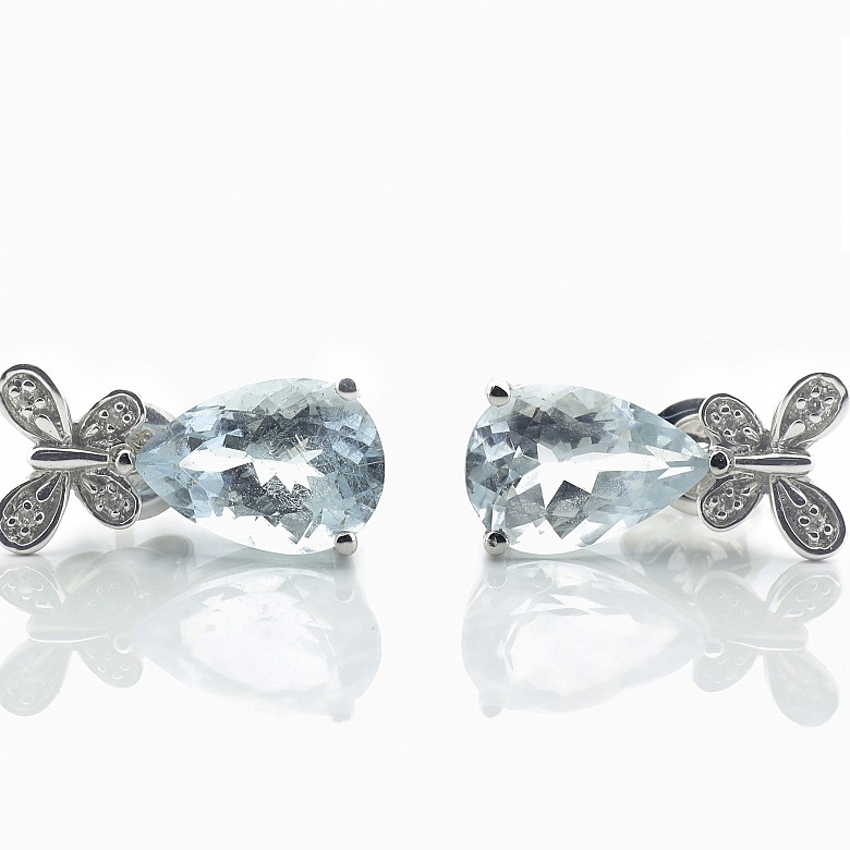 Earrings in 18k white gold with aquamarines