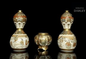 Lote de tres piezas de porcelana japonesa, S.XIX - XX