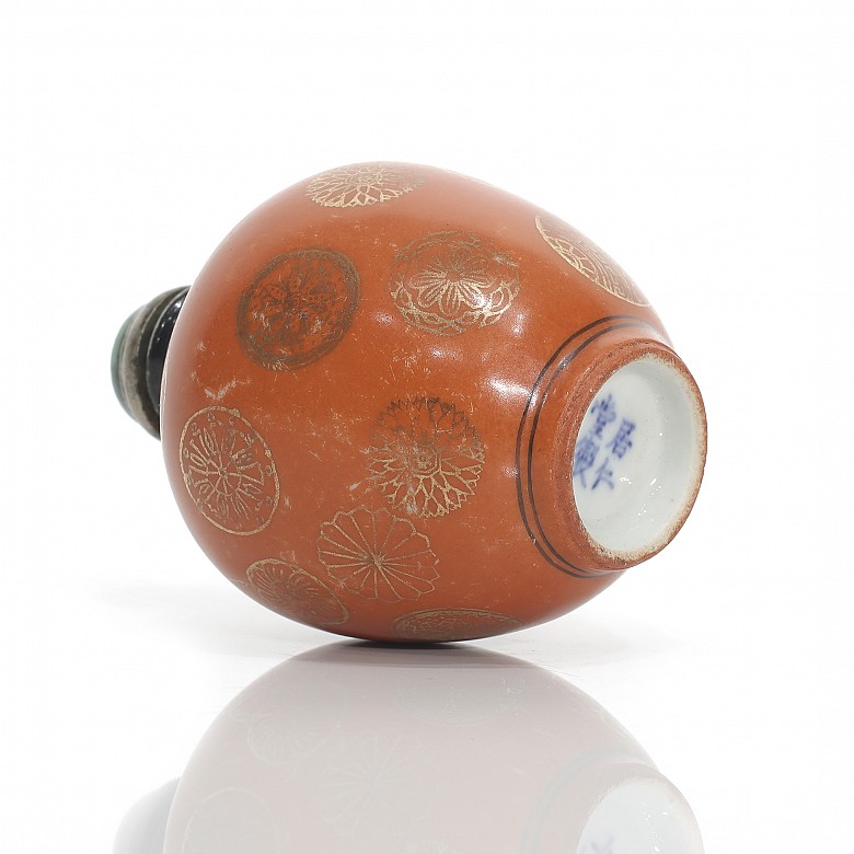 An iron-red and gold enameled snuff bottle, 