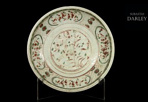 A Swatow enamelled dish, Ming dynasty