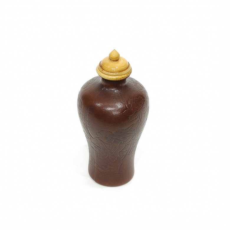 Botella de rapé de calabaza tallada y tapa de hueso, dinastía Qing.