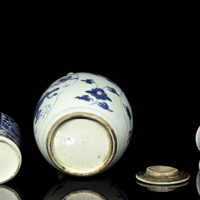 Tres objetos de porcelana azul y blanco, dinastía Qing