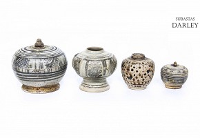 Lot of containers with glazed decoration, Sawankhalok, 14th-16th centuries