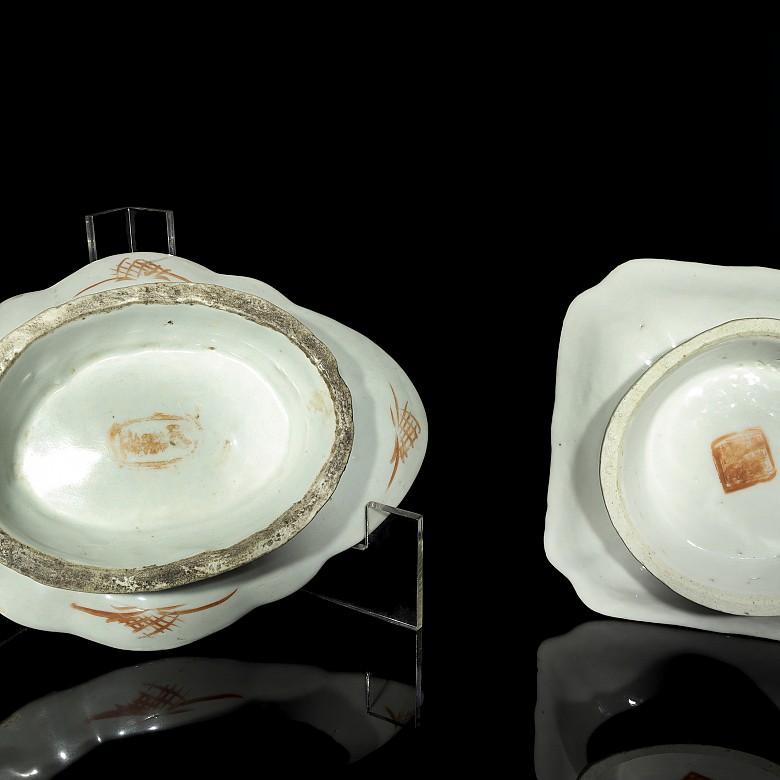 Dos bandejas de porcelana china, S.XX