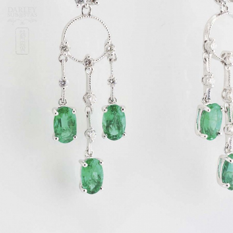 Earrings in 18k white gold, emeralds and diamonds - 2