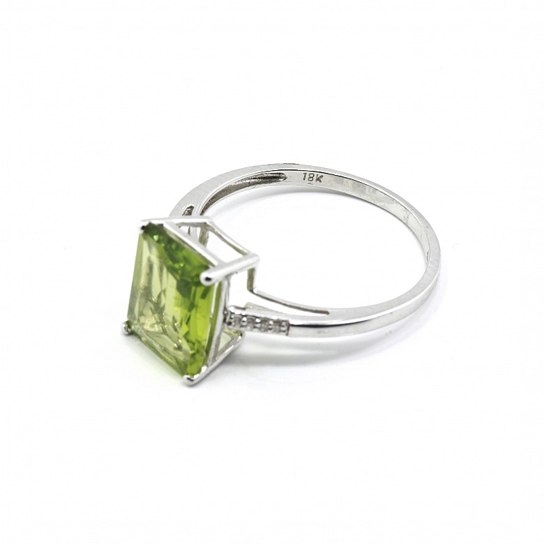 18k white gold ring with a central peridot. - 3
