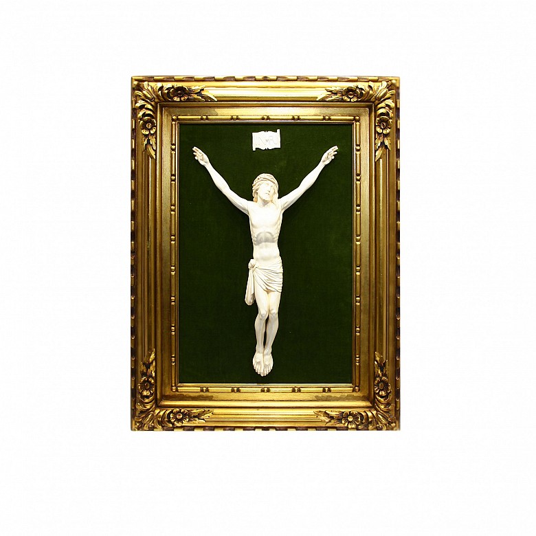 Cristo crucificado y placa I.N.R.I de marfil enmarcado.