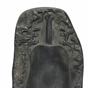 Paleta de piedra tallada con dragones, dinastía Qing