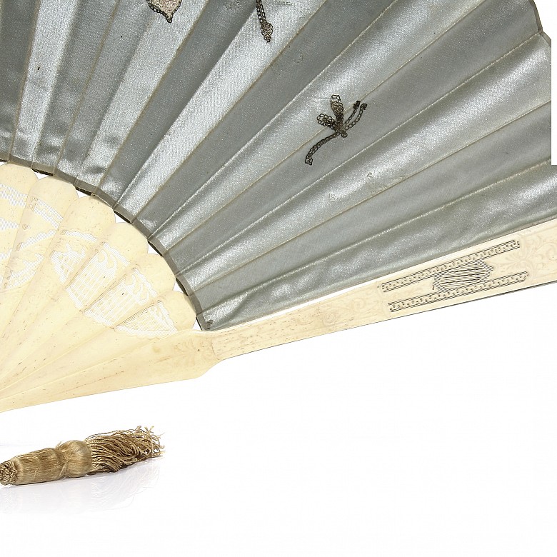 Fan with embroidered silk country. - 1