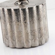 Caja para puros de metal plateado.