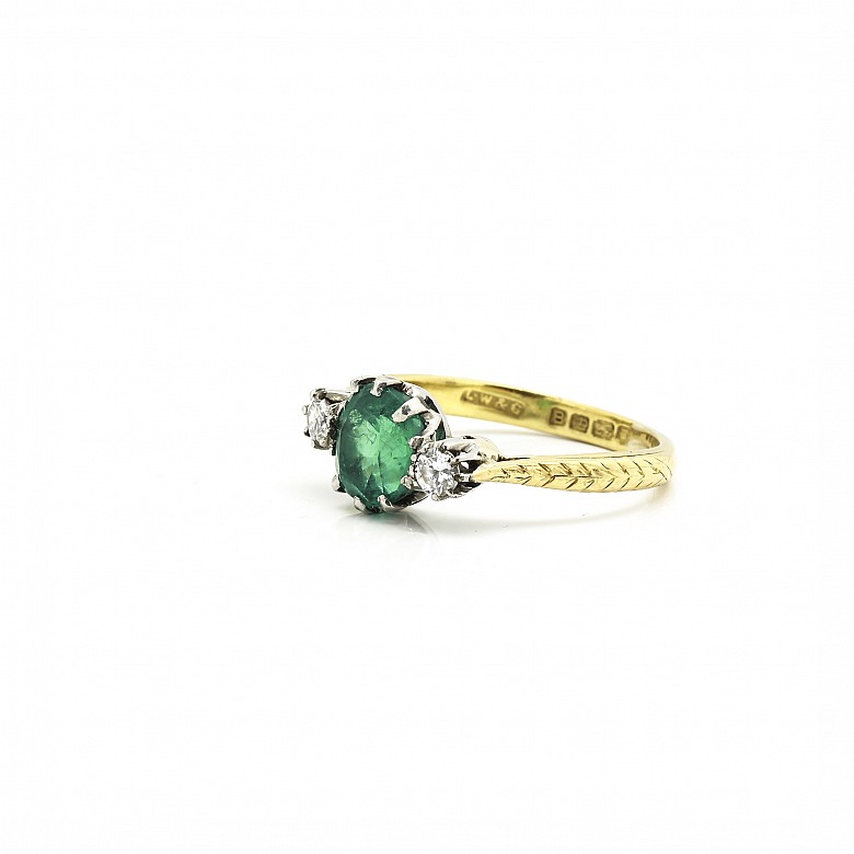 Art Deco ring with central emerald and diamonds, England, signed LW&G.