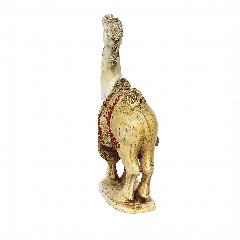 Camello de marfil con detalles policromados, China, pps.s.XX