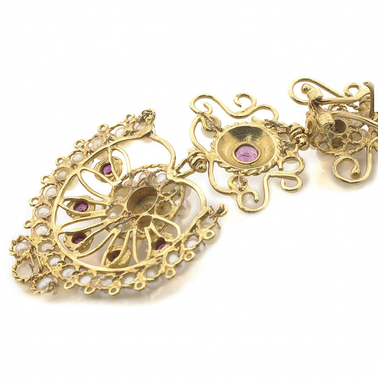 Colgante de oro amarillo 18 k, rubies y perlas