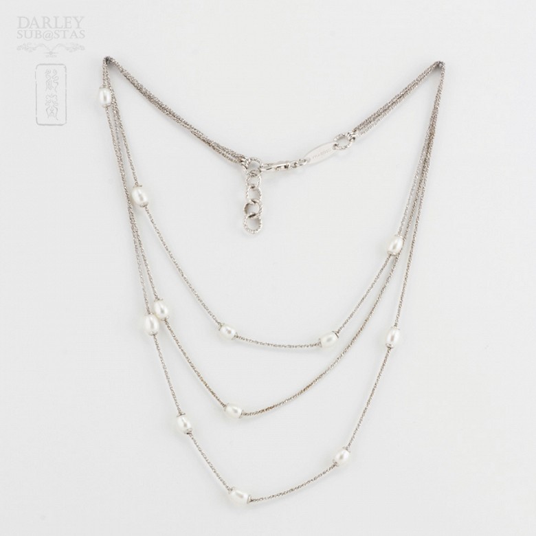 Beautiful necklace in silver and pearls
