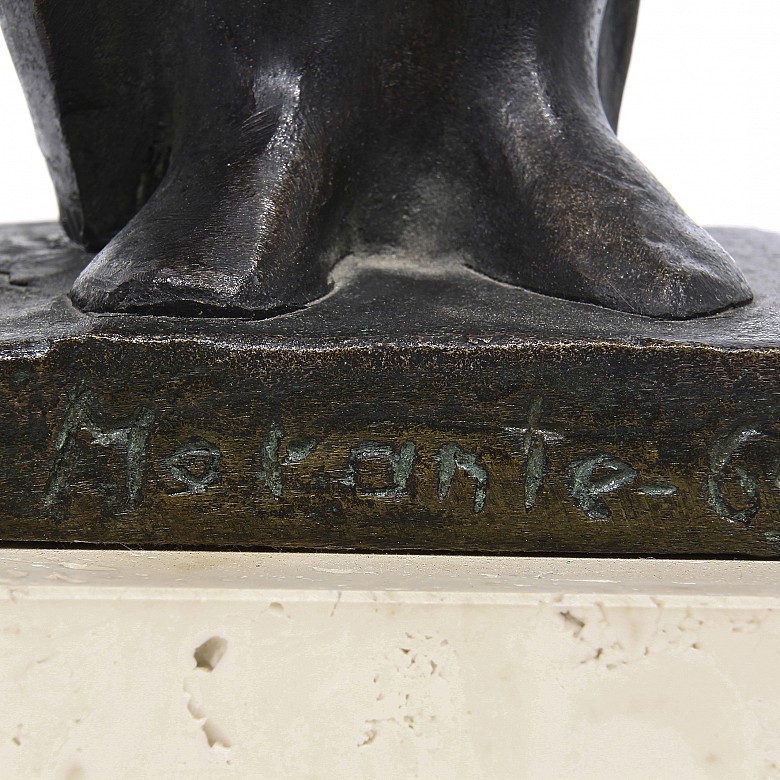 Escultura de bronce firmada Morante, 1965.