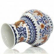 A blue and red glazed porcelain vase, Qing dynasty