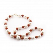 Elegante collar de perlas, coral y oro de 18k.