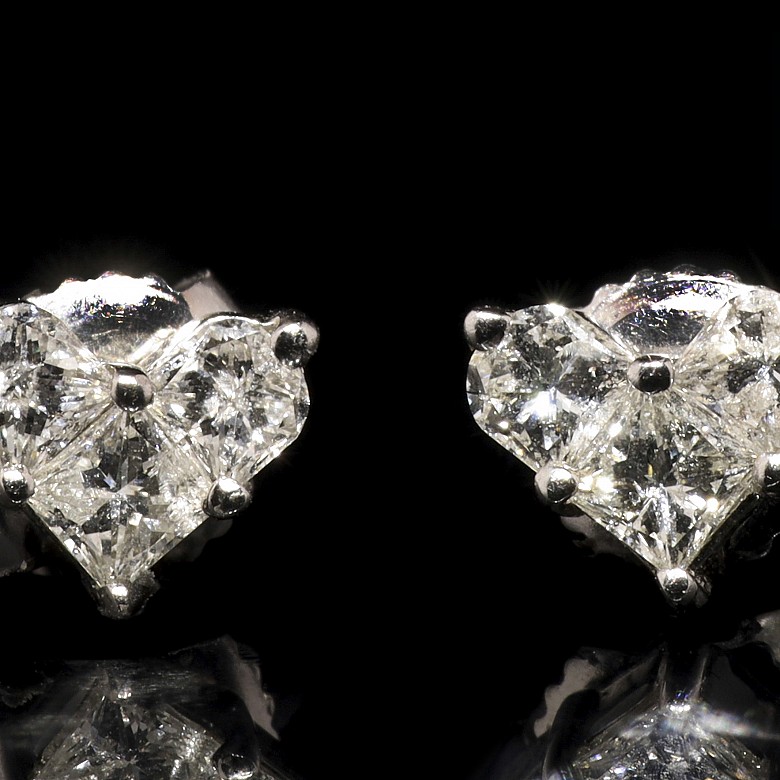 Heart-shaped earrings in 18k white gold and diamonds