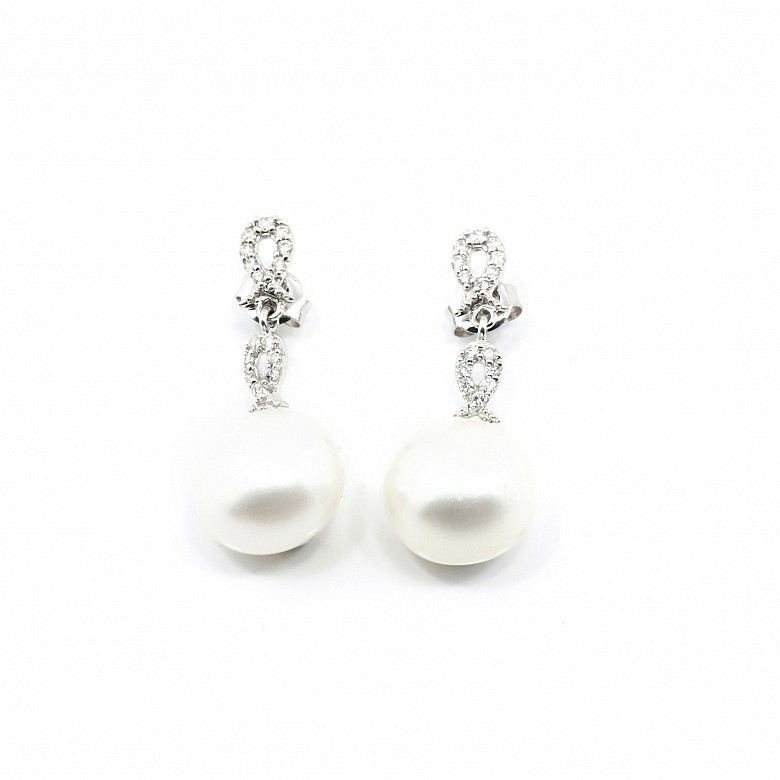 Long earrings in 18k white gold with pearls.
