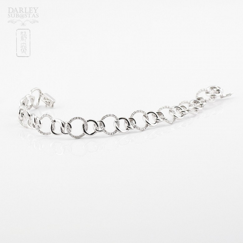 Link bracelet in white gold and 170 diamonds.