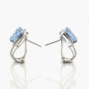 Earrings with topaz and diamonds in 18k white gold