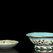Dos platos de porcelana esmaltada, S.XIX - XX