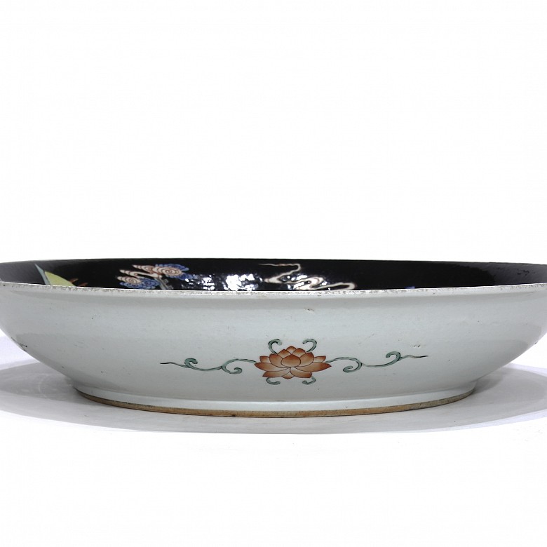 Large porcelain plate, black family, Qing dynasty.