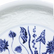 Gran plato de porcelana con ramo y dragones, s.XX