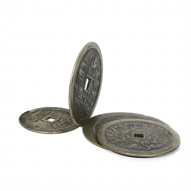 Cuatro monedas chinas en bronce.