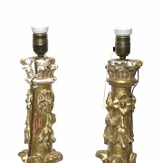 Pareja de pequeñas columnas doradas, con lámpara, S.XVIII