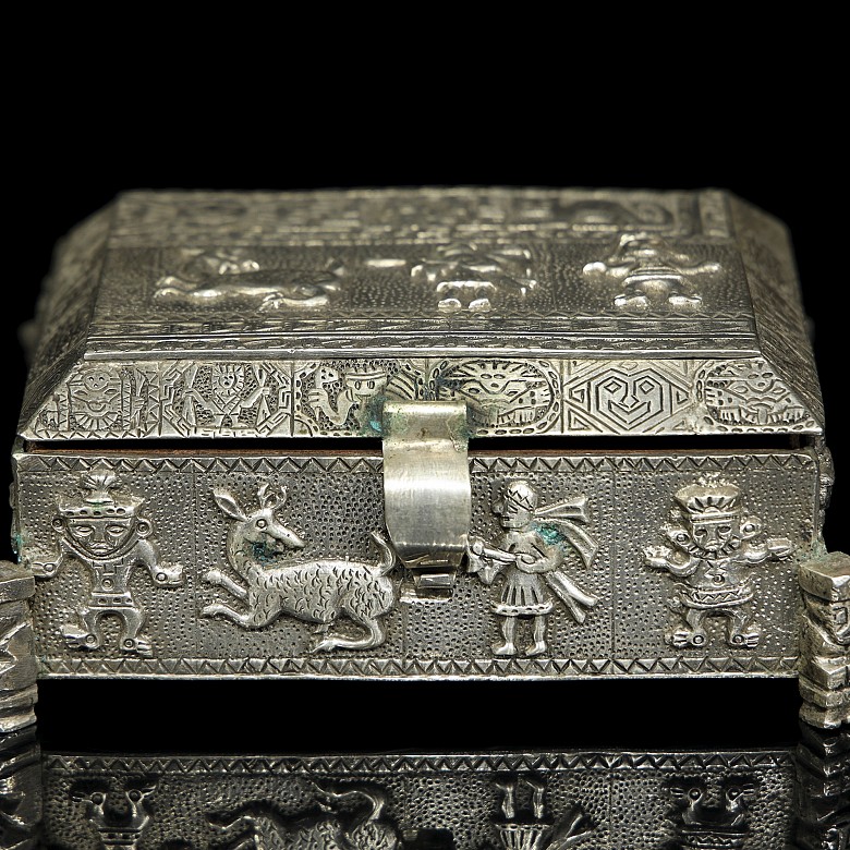 Caja de plata con decoraciones estilo precolombino