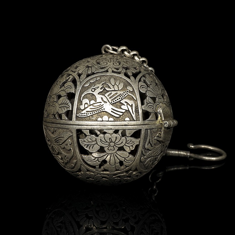Colgante de plata calada, dinastía Tang