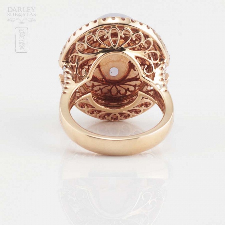 Gold ring in 18k rose gold, diamonds and lilac jadeite.