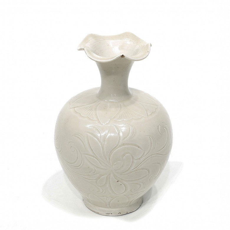 A Qingbai ceramic vase, Song style.