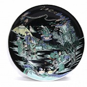 Gran plato de porcelana, familia negra, dinastía Qing.