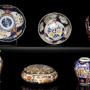 Group of Japanese Imari porcelain, 19th-20th century