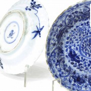 Pair of blue and white porcelain dishes, Qing dynasty