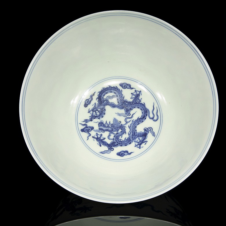 Cuenco de porcelana con dragones, dinastía Qing
