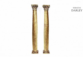 Pair of columns in gilded and polychrome wood, 17th century