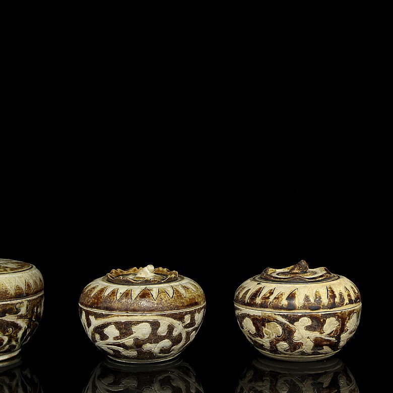 Lot of four ceramic vessels, Thai, Sawankhalok, 15th - 16th centuries
