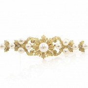Elongated brooch in 18k yellow gold, pearls and zircons