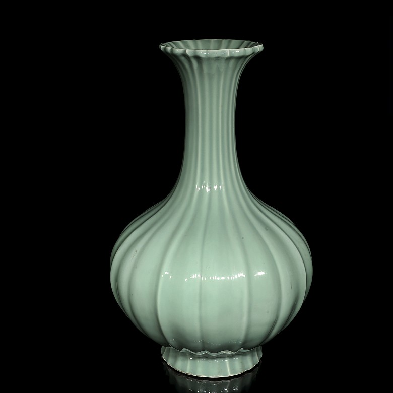 Large porcelain vase with foliate profile, 20th century