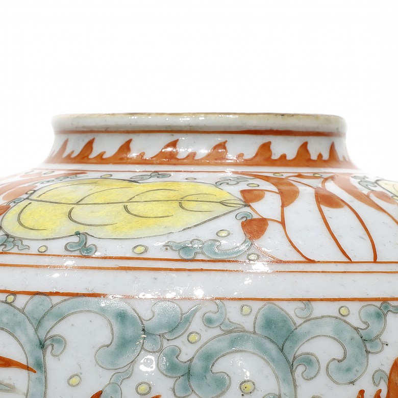 Vasija de porcelana esmaltada, estilo Ming.