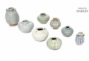 Lote de ocho pequeñas vasijas de cerámica, China.